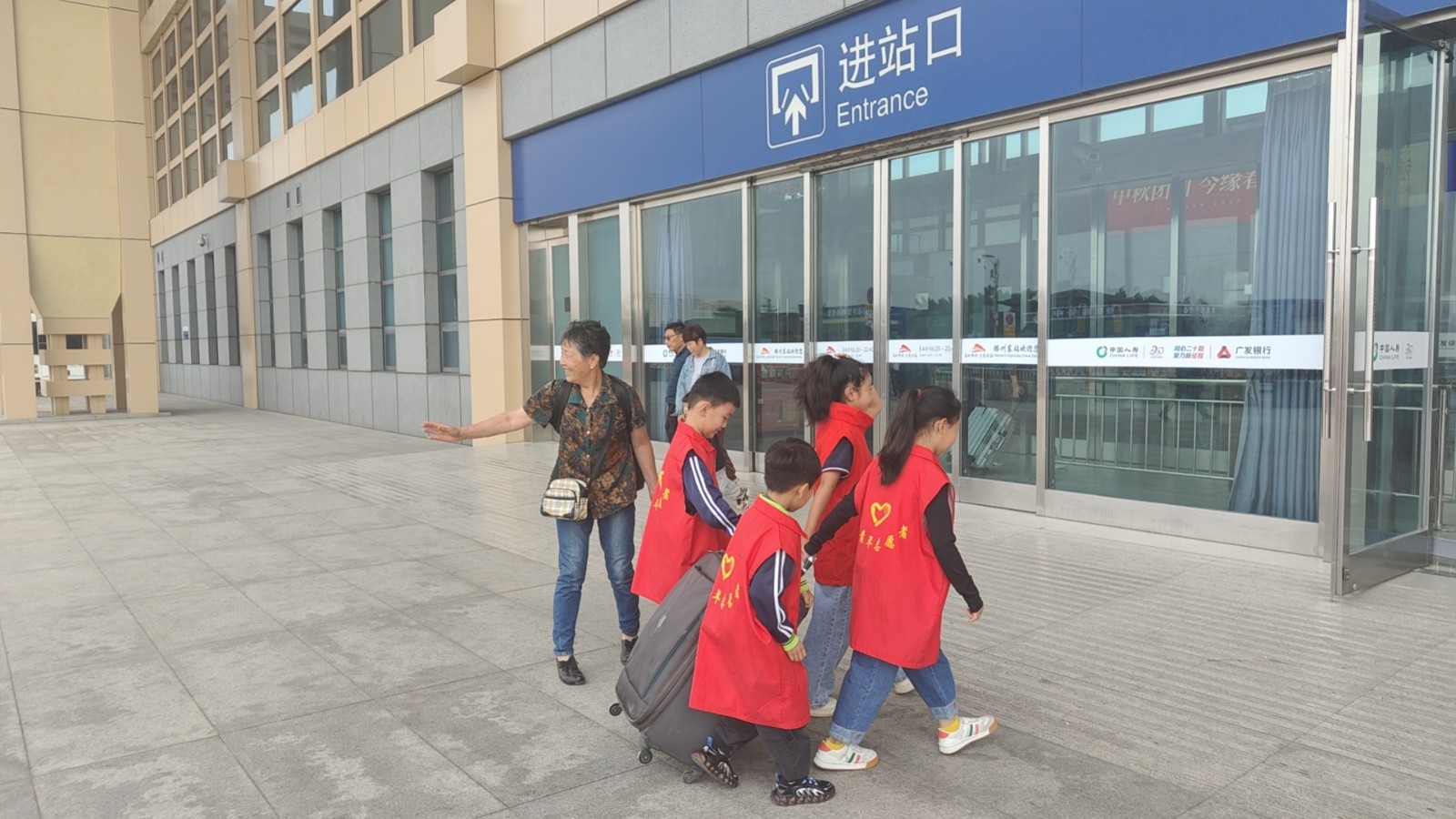 微信图片_20231004164940中心小学开展滕州东站志愿服务