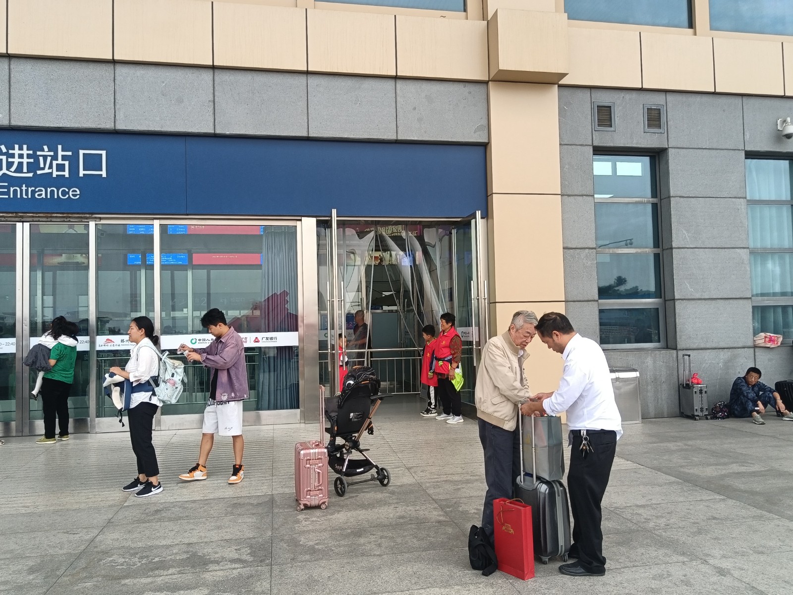 微信图片_20231004164955中心小学开展滕州东站志愿服务