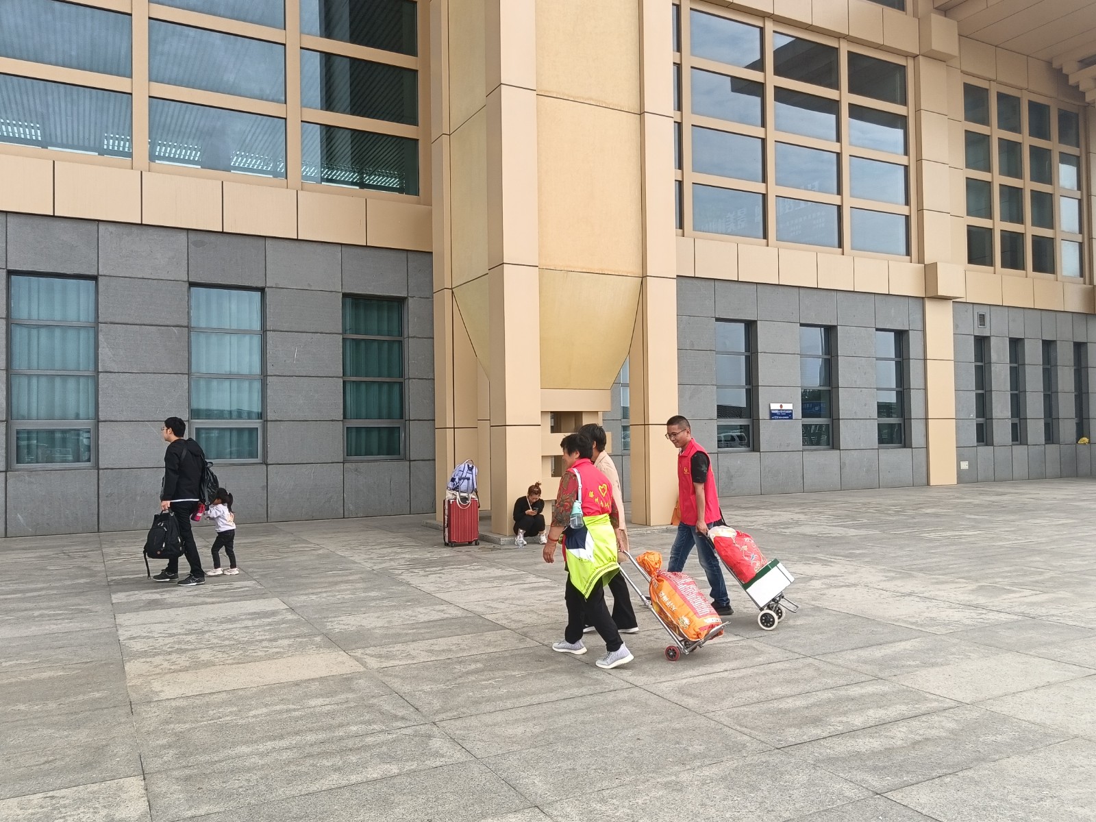 微信图片_20231004165022中心小学开展滕州东站志愿服务
