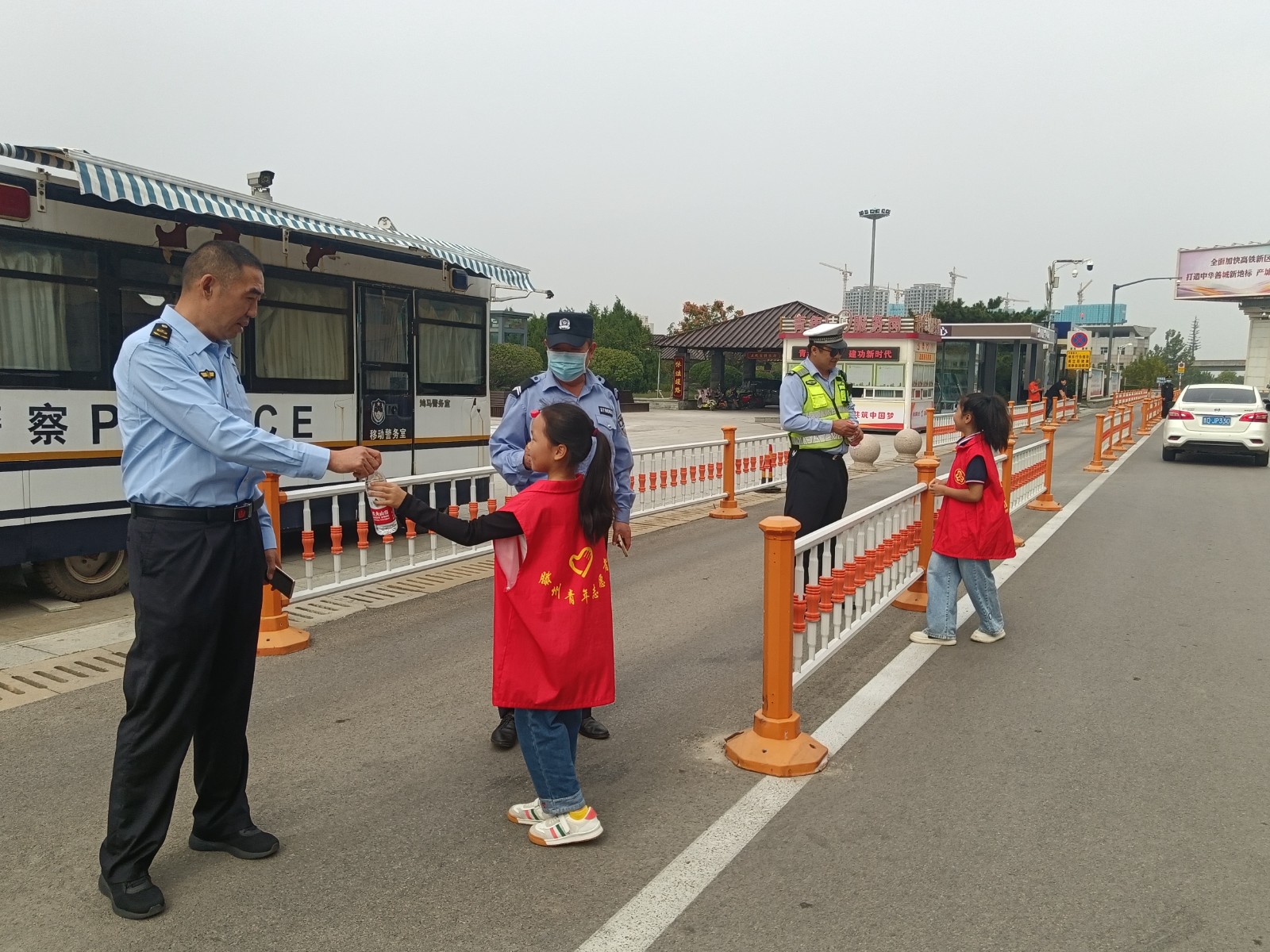 微信中心小学开展滕州东站志愿服务图片_20231004164644