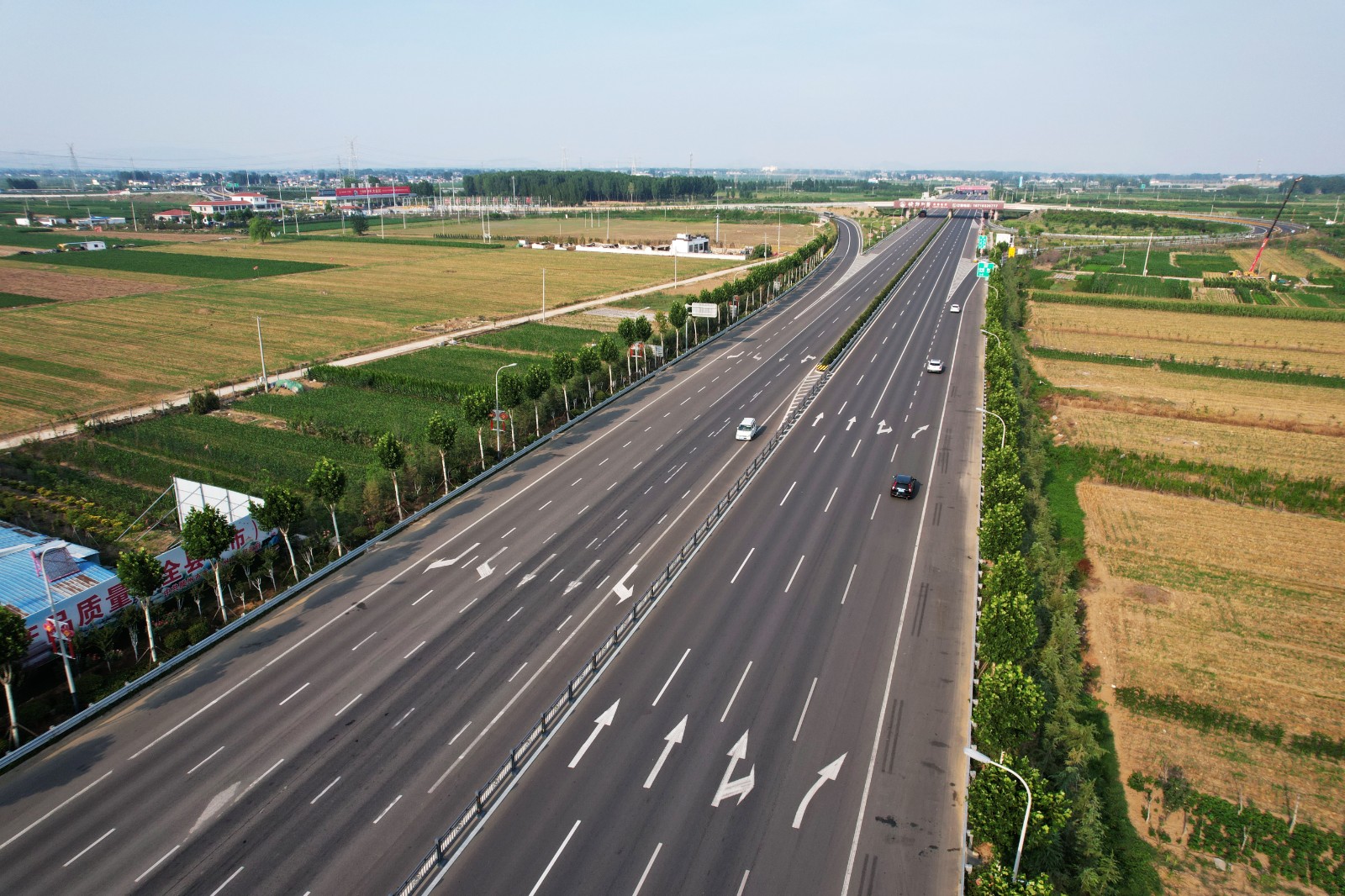 建成通车的龙岭路