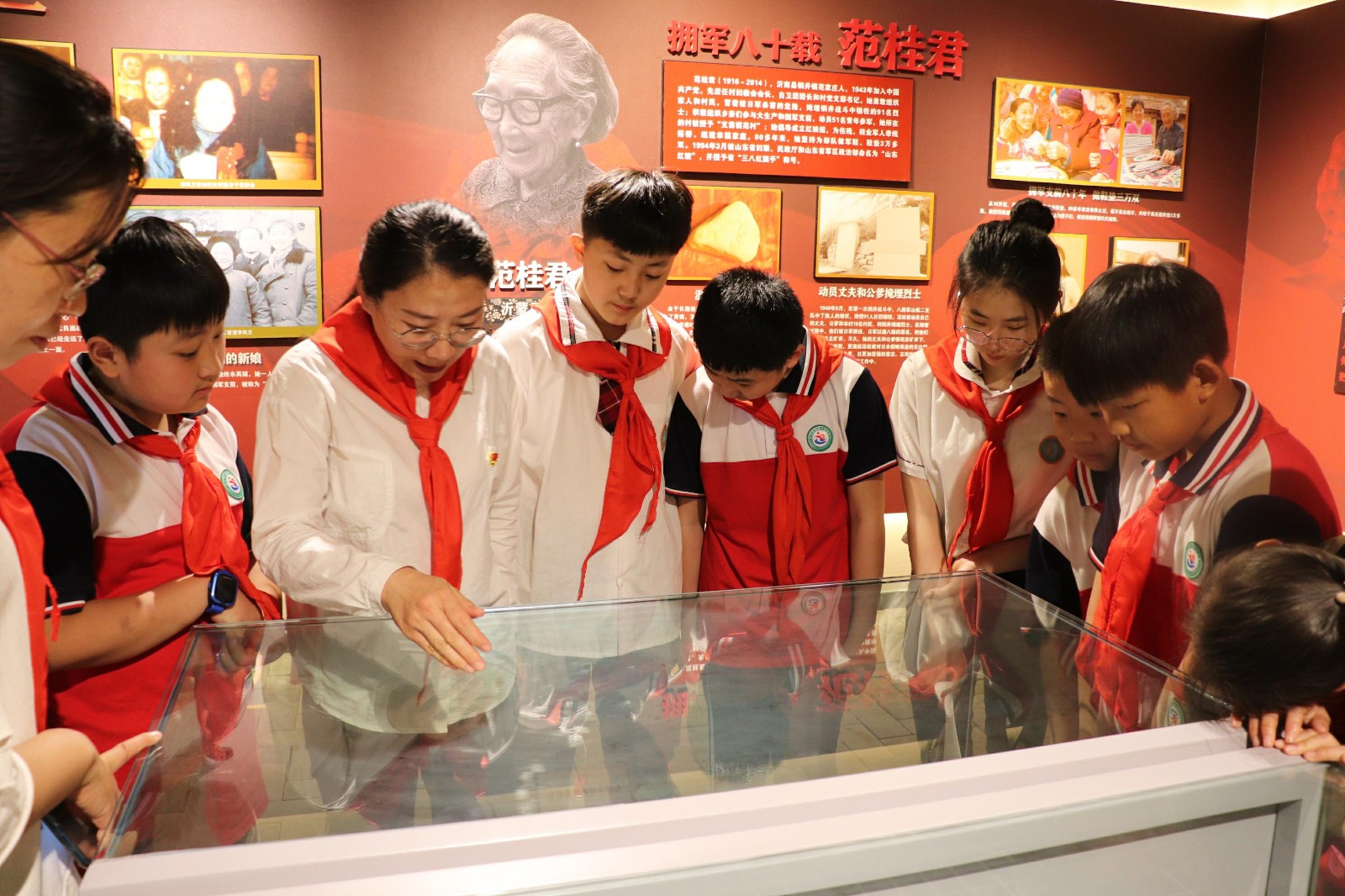 带领少先队员开展红色教育活动