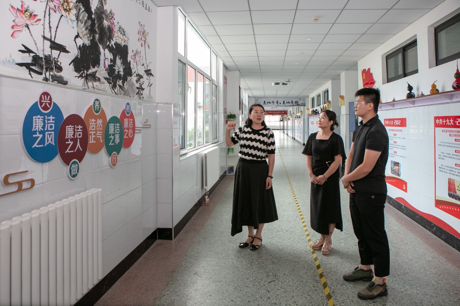和骨干教师一起探讨廉洁文化进校园文化氛围建设