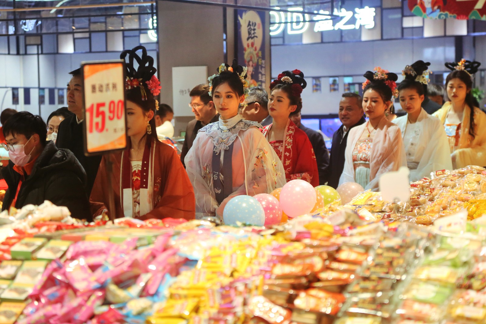 市民穿汉服逛超市。