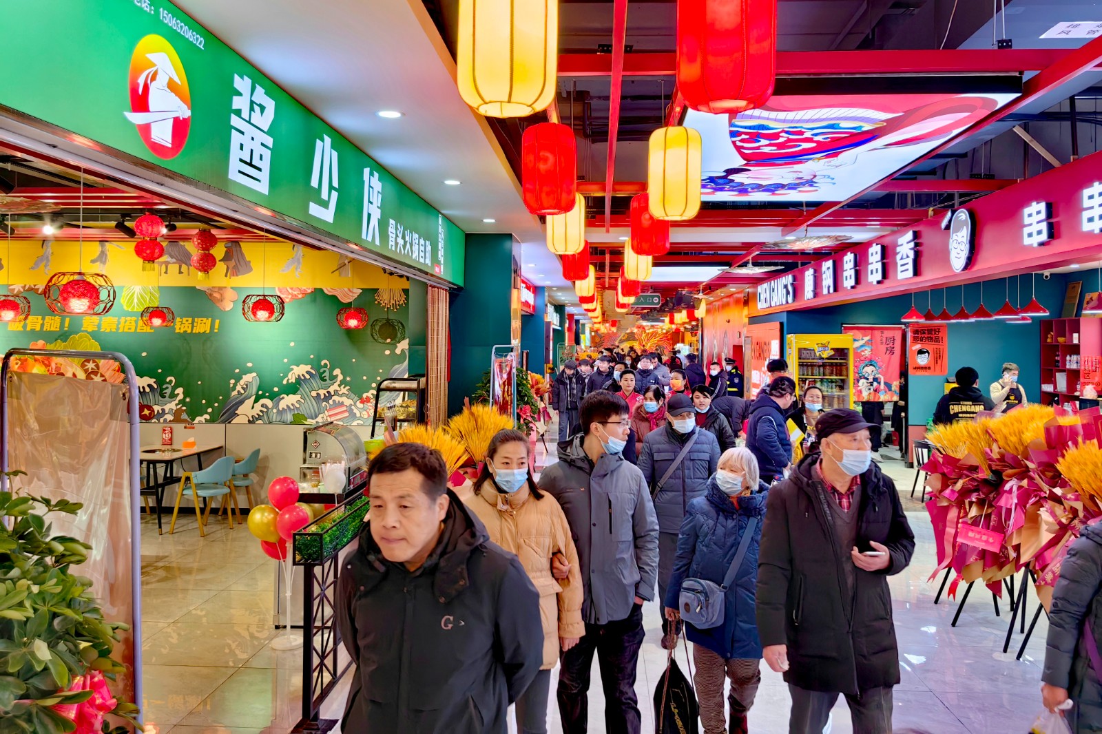 风情餐饮一条街内人来人往。