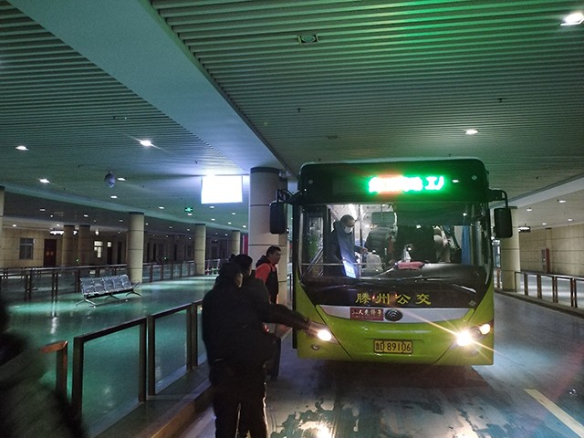 20240205市交通运输局紧急调度应急力量全力疏送滞留旅客