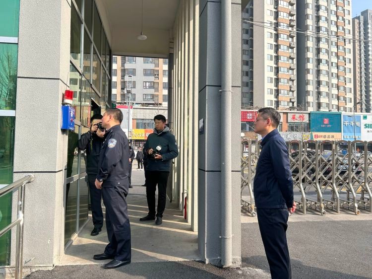 李副市长对学校一键报警进行现场测试