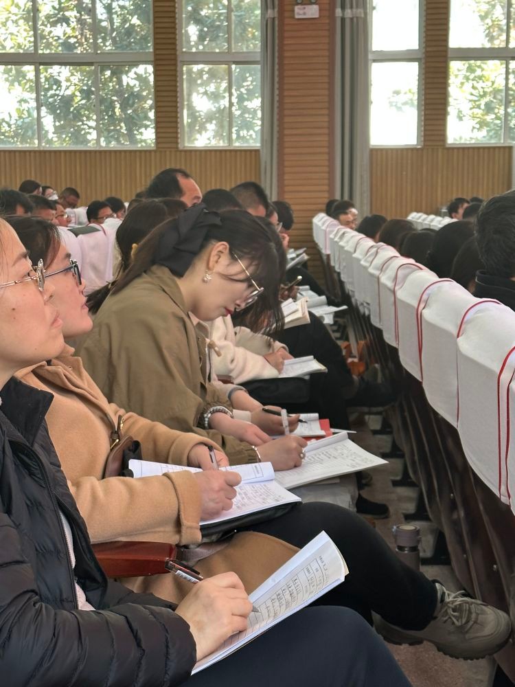 老师们认真听会