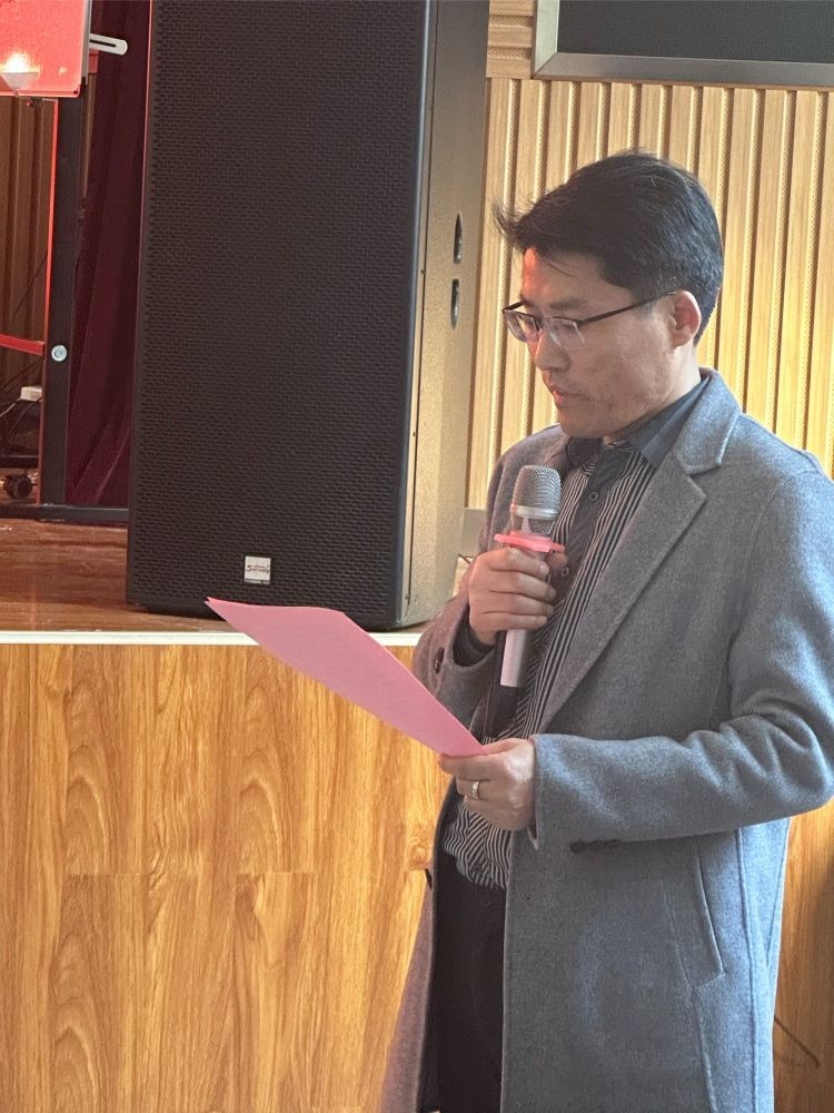 滕东中学教师发展中心主任马龙华