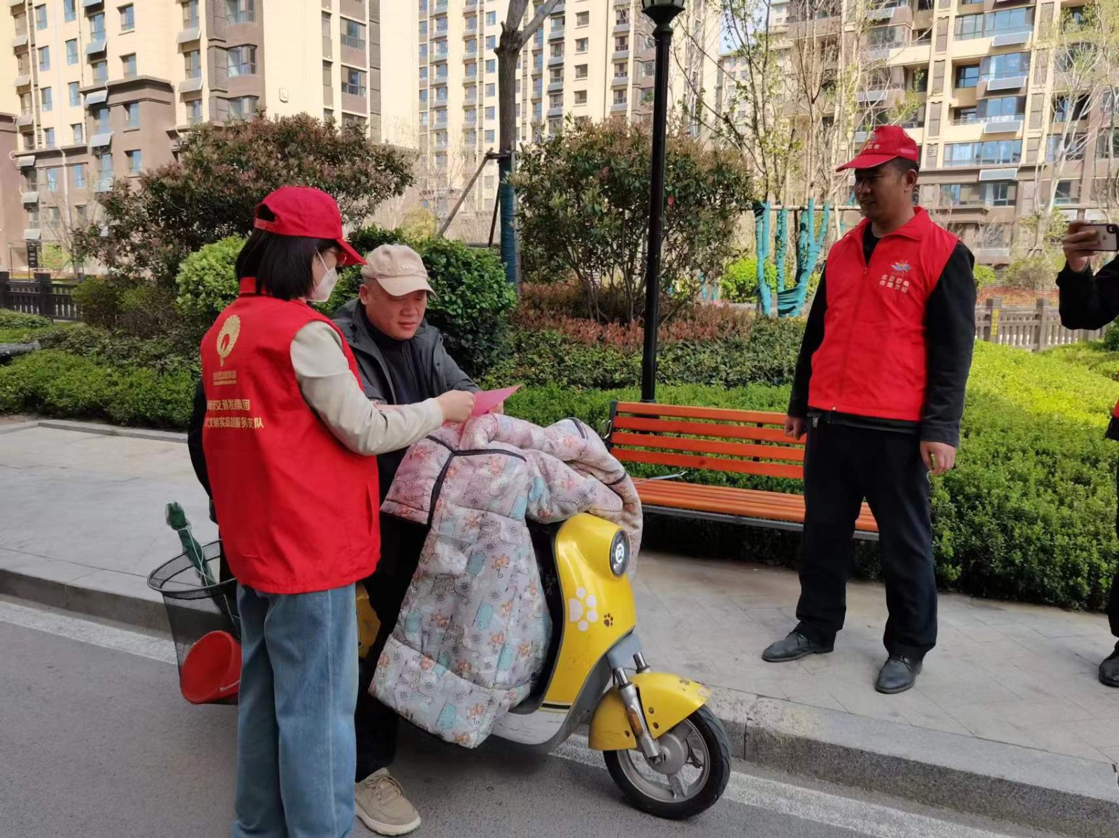 交發(fā)集團(tuán)“周六創(chuàng)城網(wǎng)格奉獻(xiàn)日”志愿服務(wù)活動(dòng)持續(xù)升溫