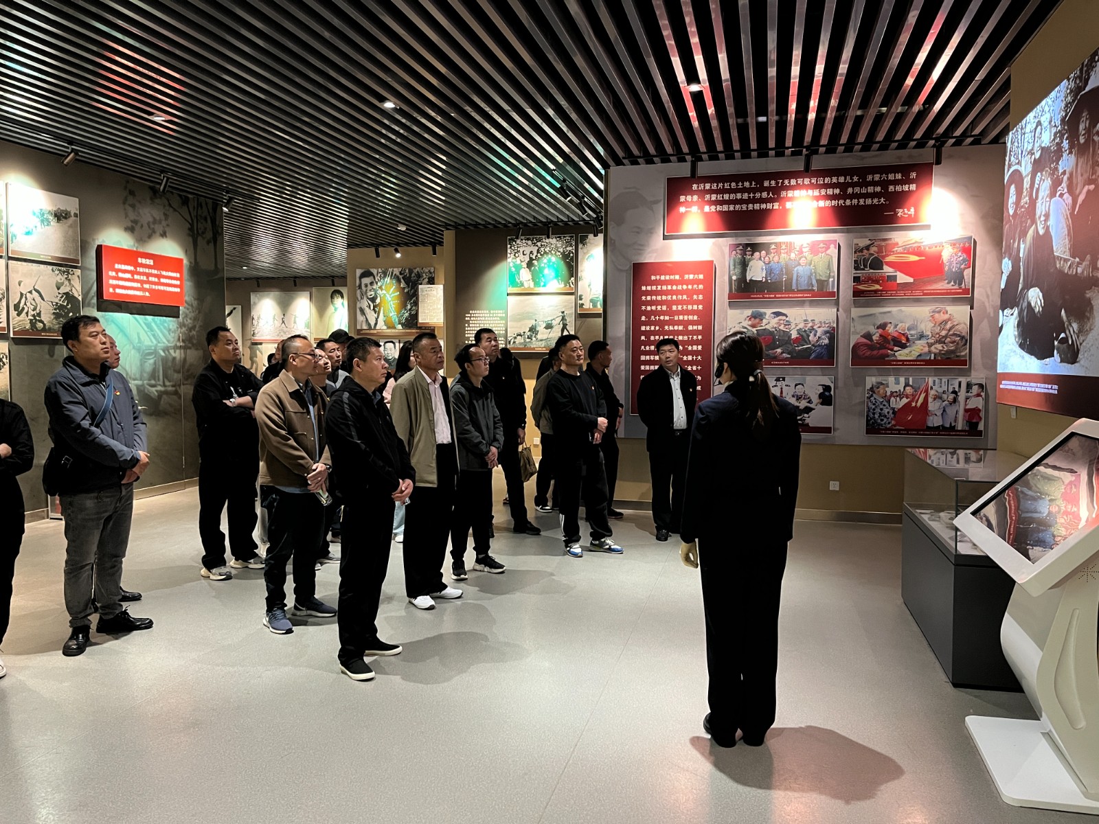 20240402交發(fā)集團國運公司開展清明節(jié)祭奠英烈活動