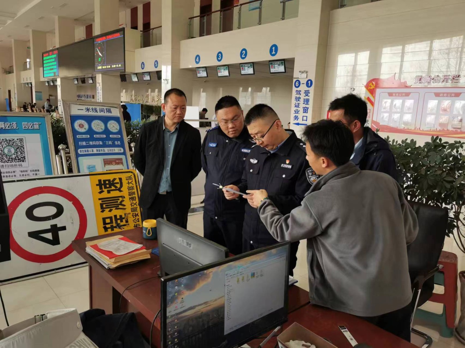 20240401市交警大隊(duì)到交發(fā)集團(tuán)恒通公司檢查指導(dǎo)工作