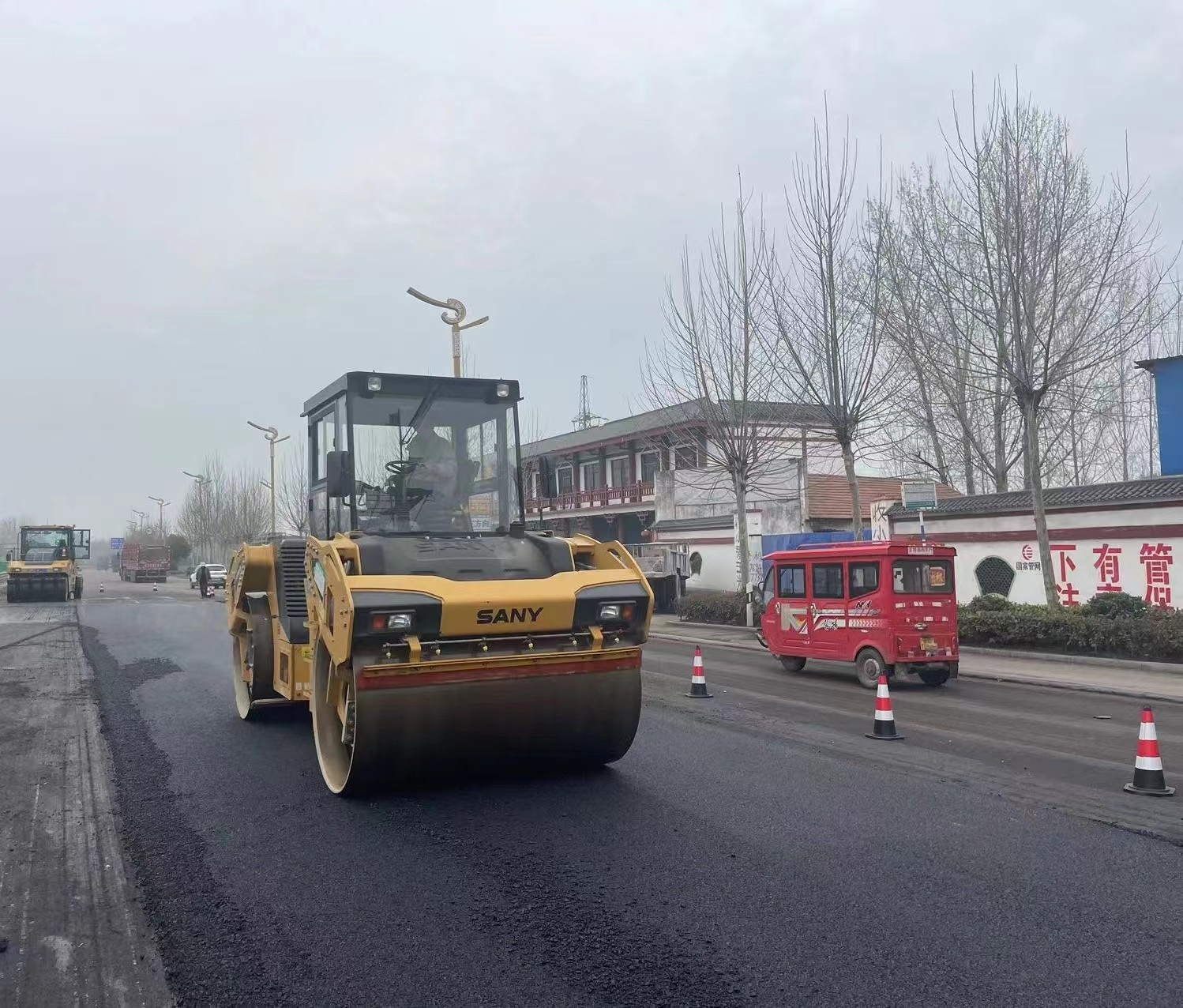 20240403交發(fā)集團通大路橋公司承建S513滕薛線滕州段提升工程土建交安部分順利完工