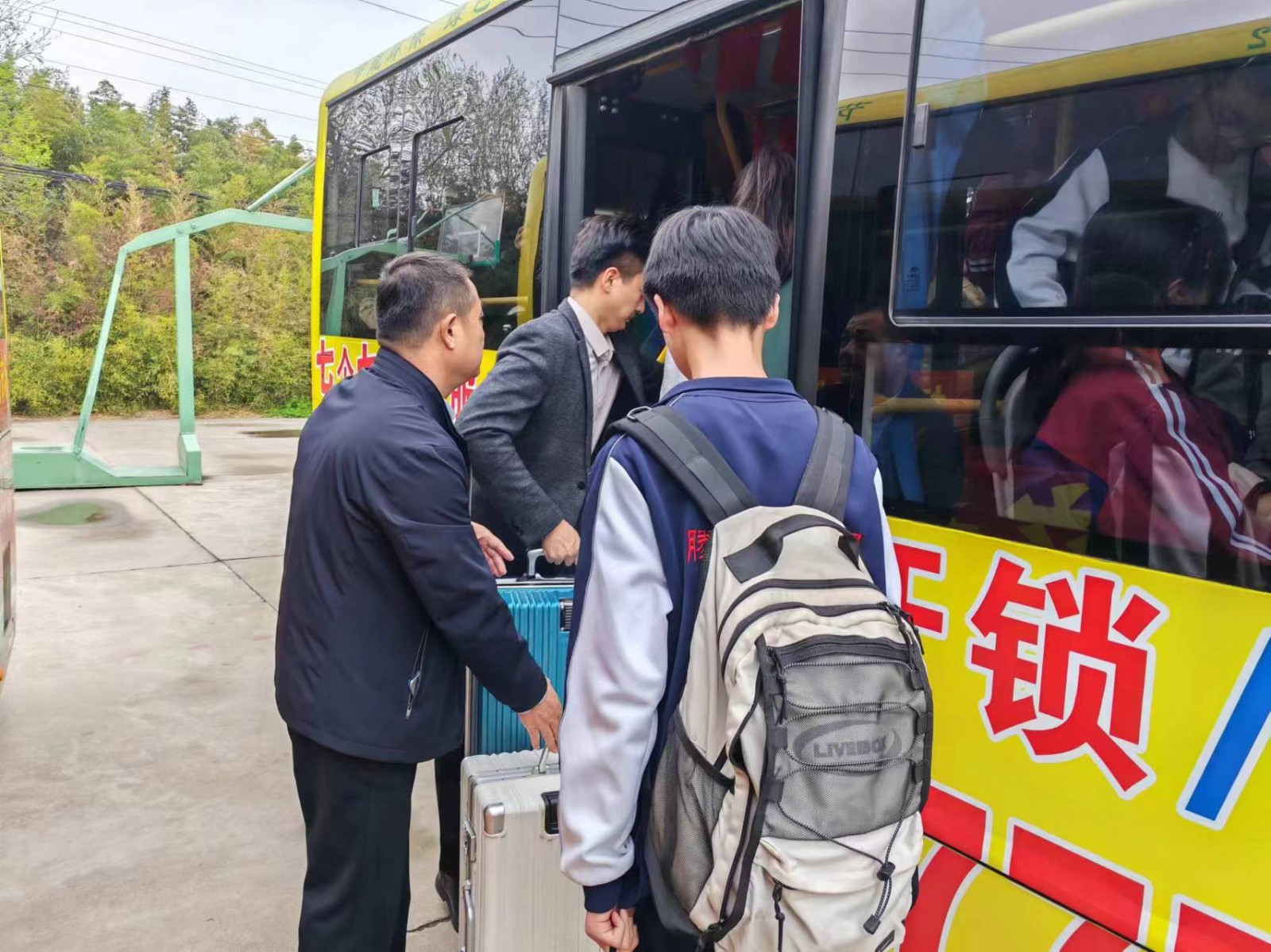 交發(fā)集團公交公司全力保障清明節(jié)假期學生運輸任務