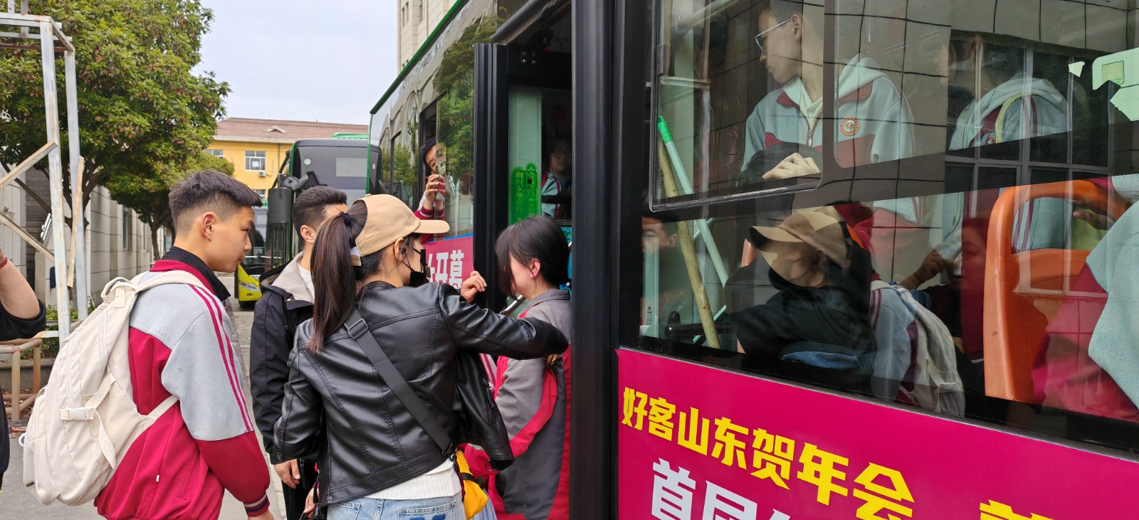 交發(fā)集團公交公司全力保障清明節(jié)假期學生運輸任務