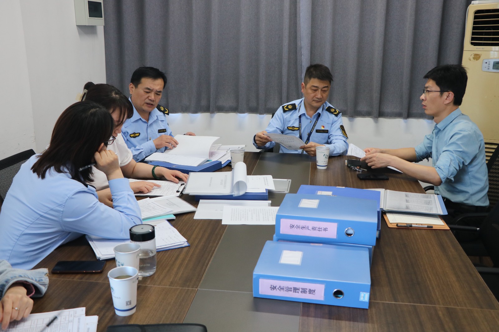 市城市公共交通服務(wù)科到交發(fā)集團(tuán)道服公司出租車檢查指導(dǎo)工作