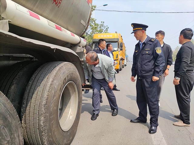 20240412滕州市交通运输服务中心协助枣庄市局开展危险品运输车辆年度审验