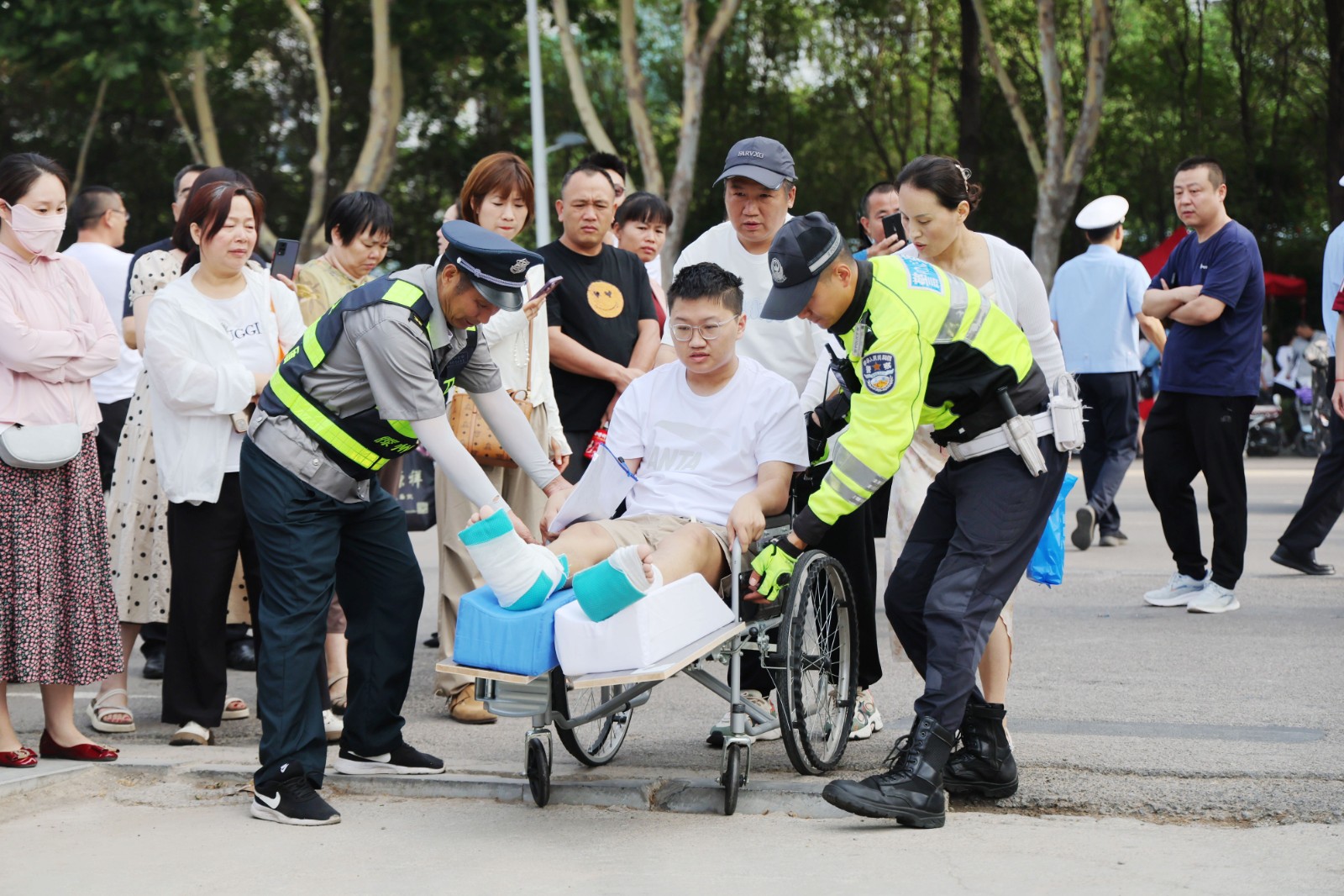 帮助受伤考生进入考场