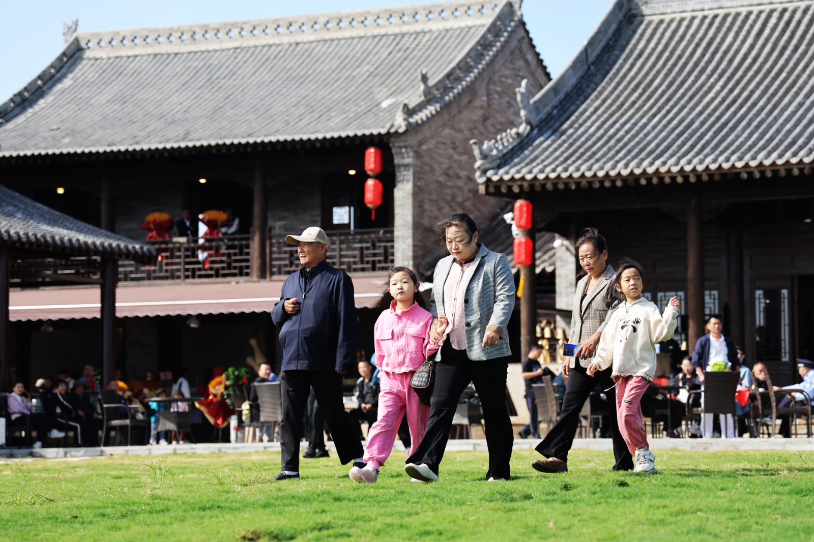 市民在园内休闲娱乐