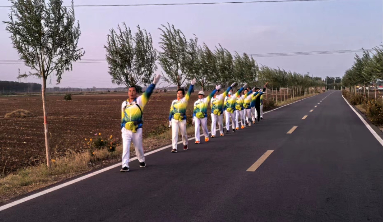 级索镇级索徒步队2