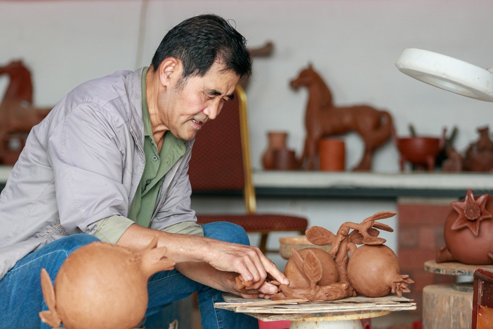 《精耕细作》2023年10月14日，山东省枣庄市山亭区伏里村，非遗传承人在制作土陶。
