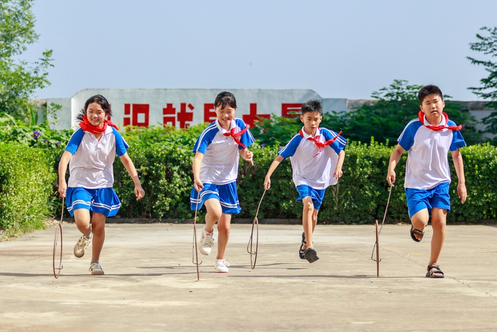 《快乐向前冲》2023年7月18日，山东省滕州市大坞镇凫山假期快乐成长营的孩子们在做滚铁环比赛。