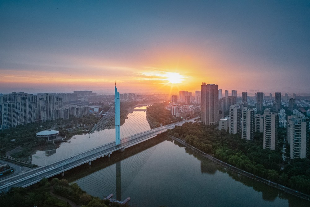 《晨光》2023年6月4日，山东省滕州市解放斜拉桥边的晨光。