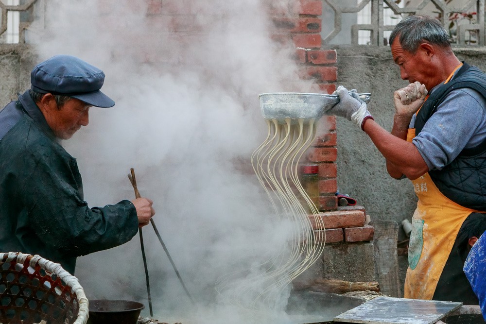 《老工艺》2023年11月25日，山东省滕州市大坞镇龙泉村民加工手工粉条。