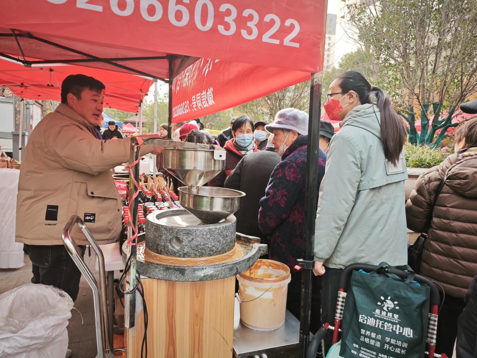 11居民正在购买香油