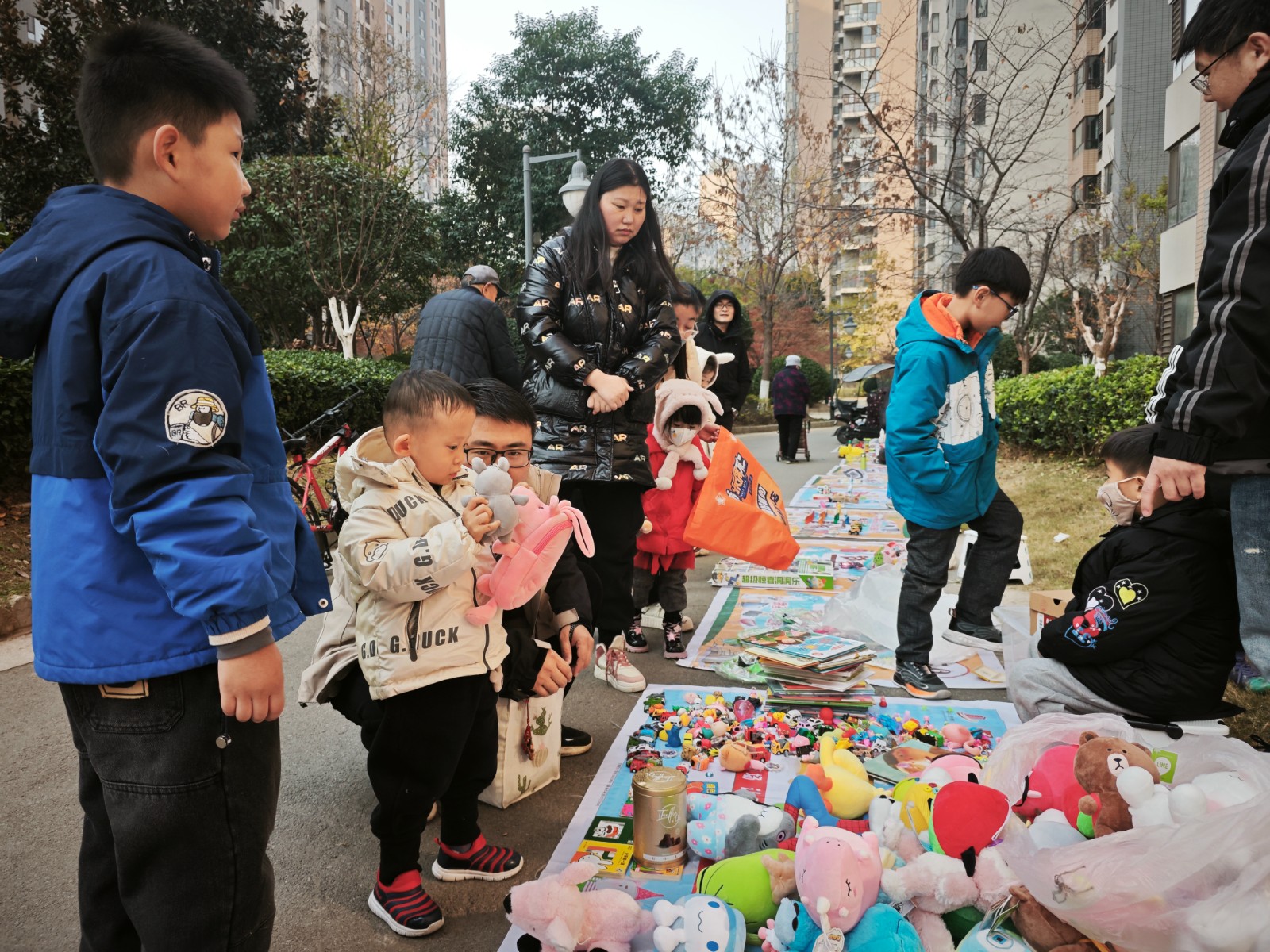 居民正在跳蚤市场选购物品