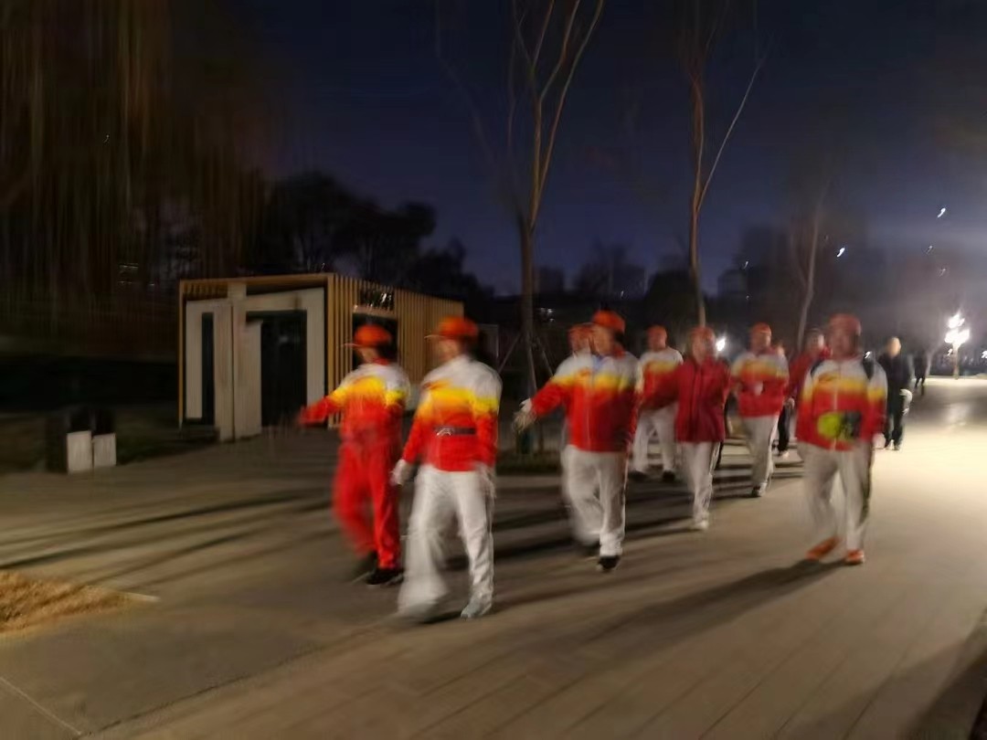 飒爽英姿健走团2