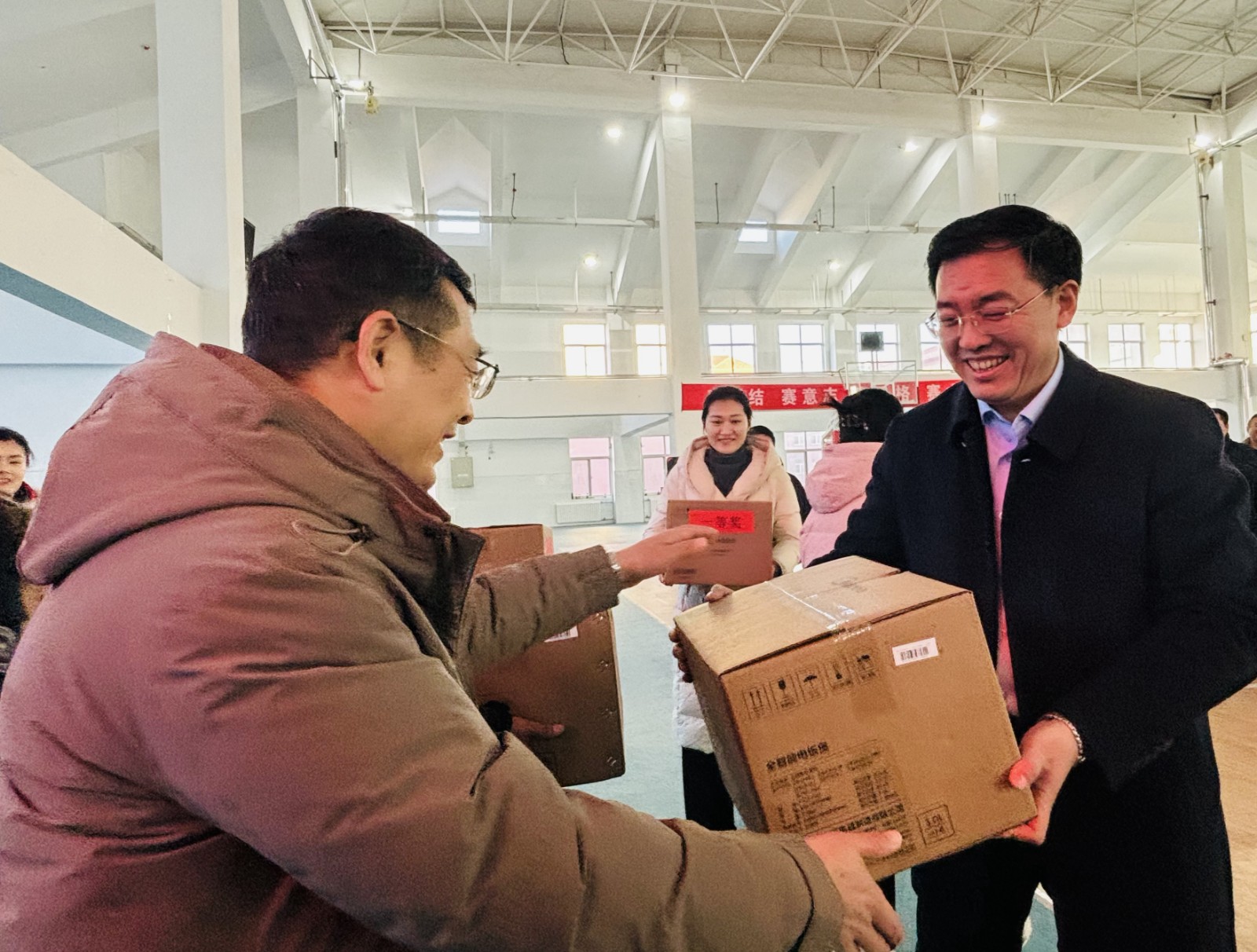17党工委副书记、办事处主任孔维刚为一等奖颁奖
