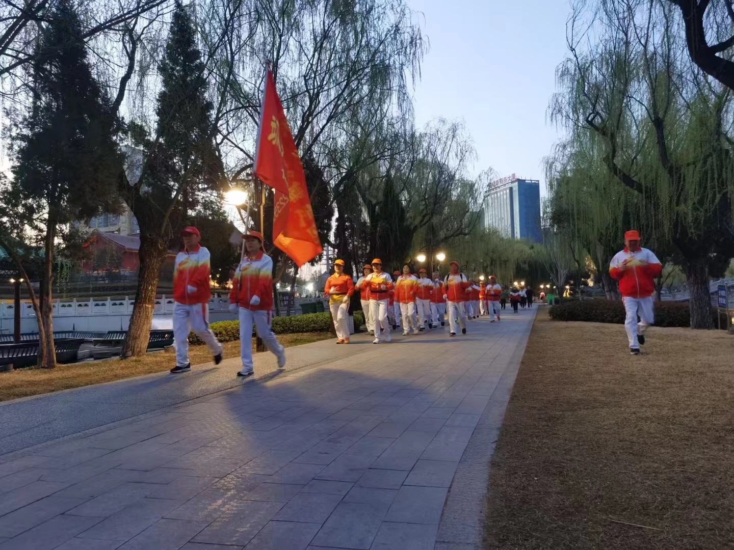 飒爽英姿健走团2