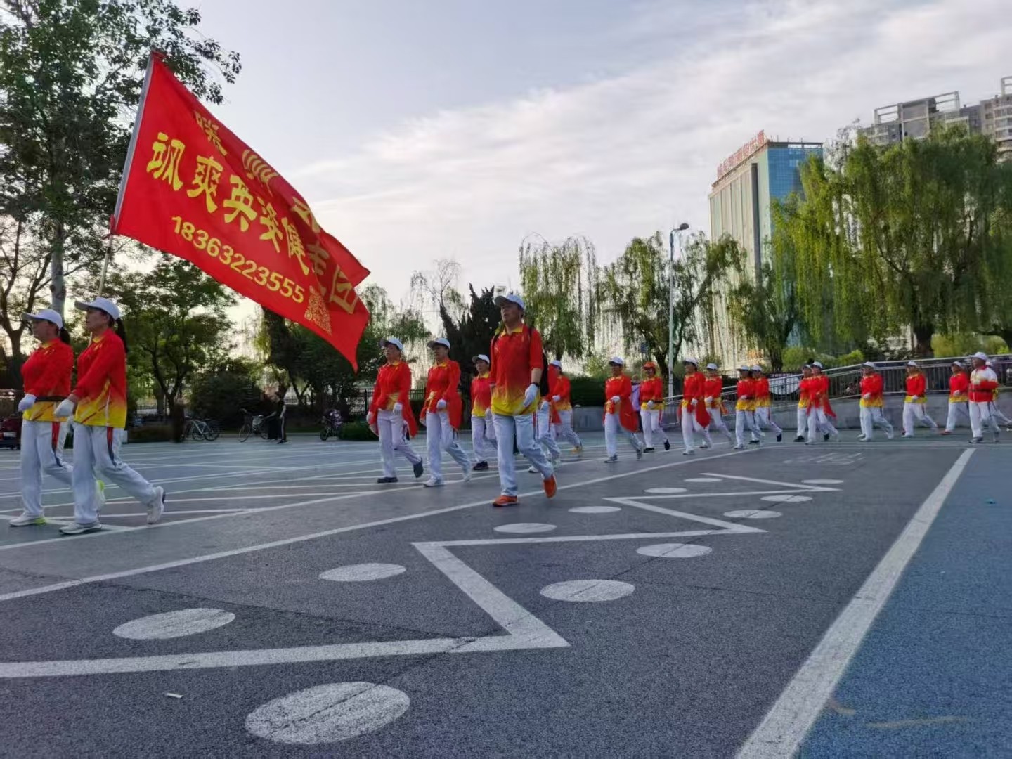 飒爽英姿健走团2