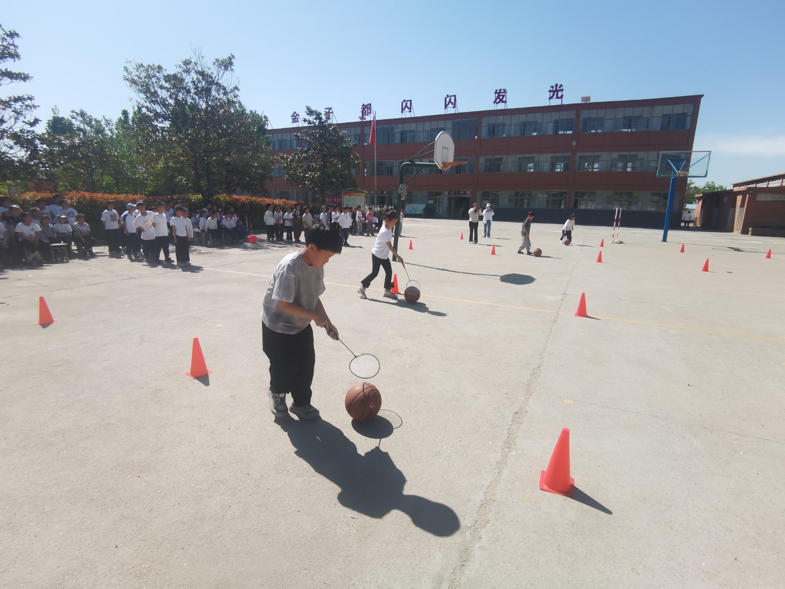 2025年4月28日薛河小学一二年级推球障碍接力学生全神贯注比赛