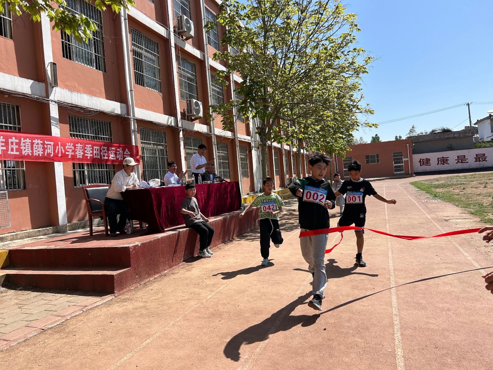 2025年4月28日薛河小学运动会四年级男子100米跑撞线瞬间