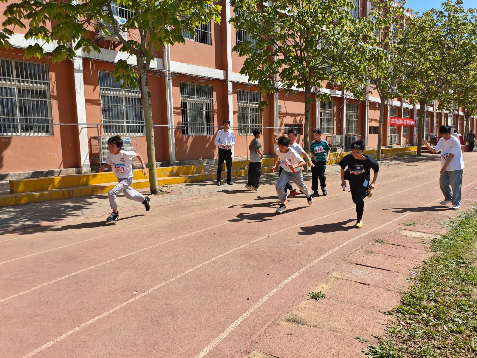 2025年4月28日薛河小学运动会五年级男子接力跑接力瞬间