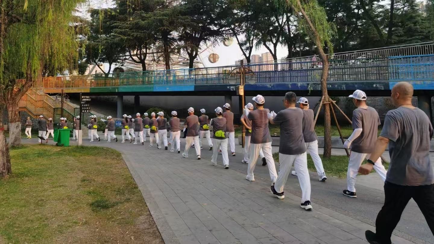 飒爽英姿健走团2