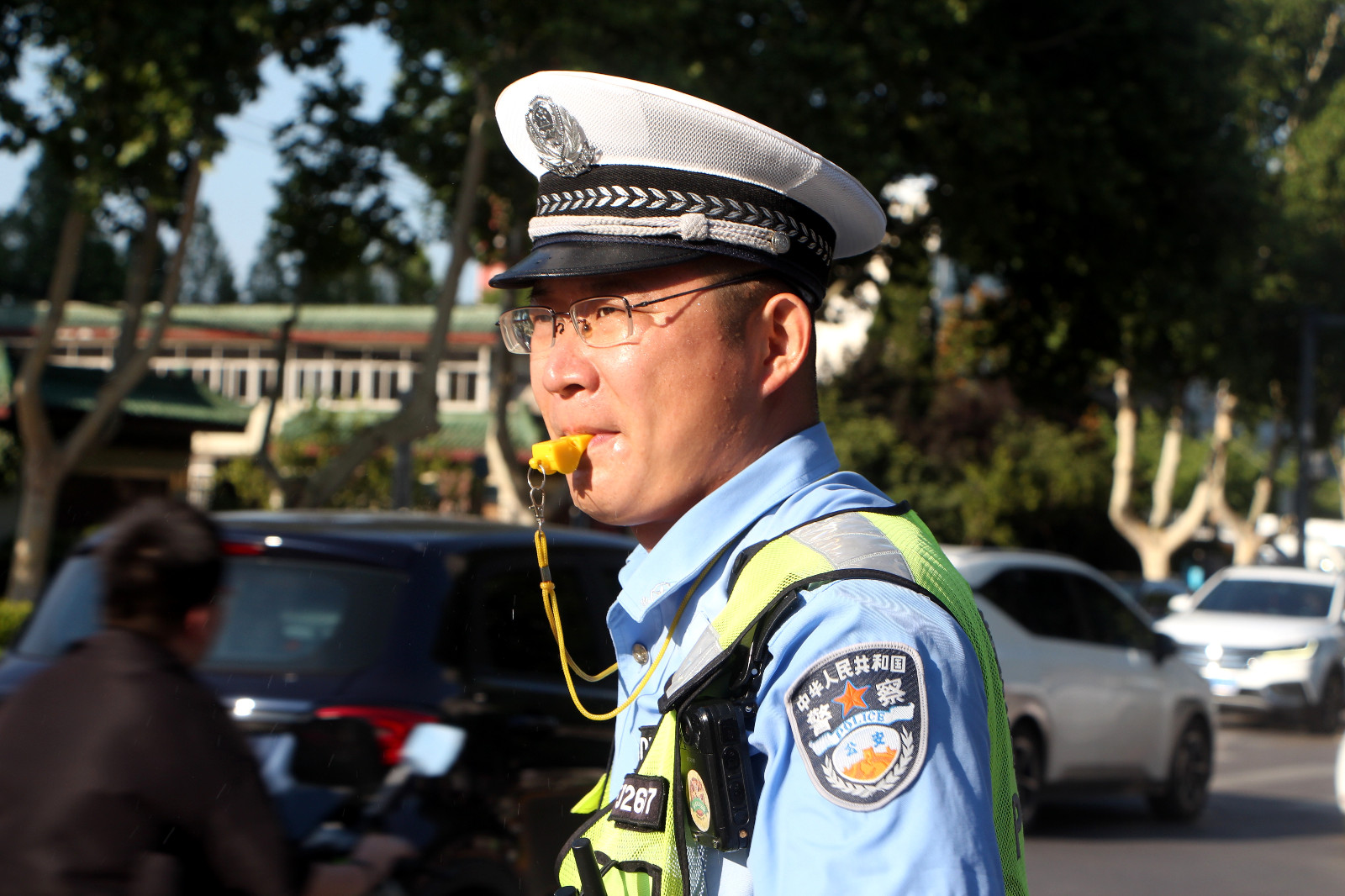 烈日下，交警正在疏導交通