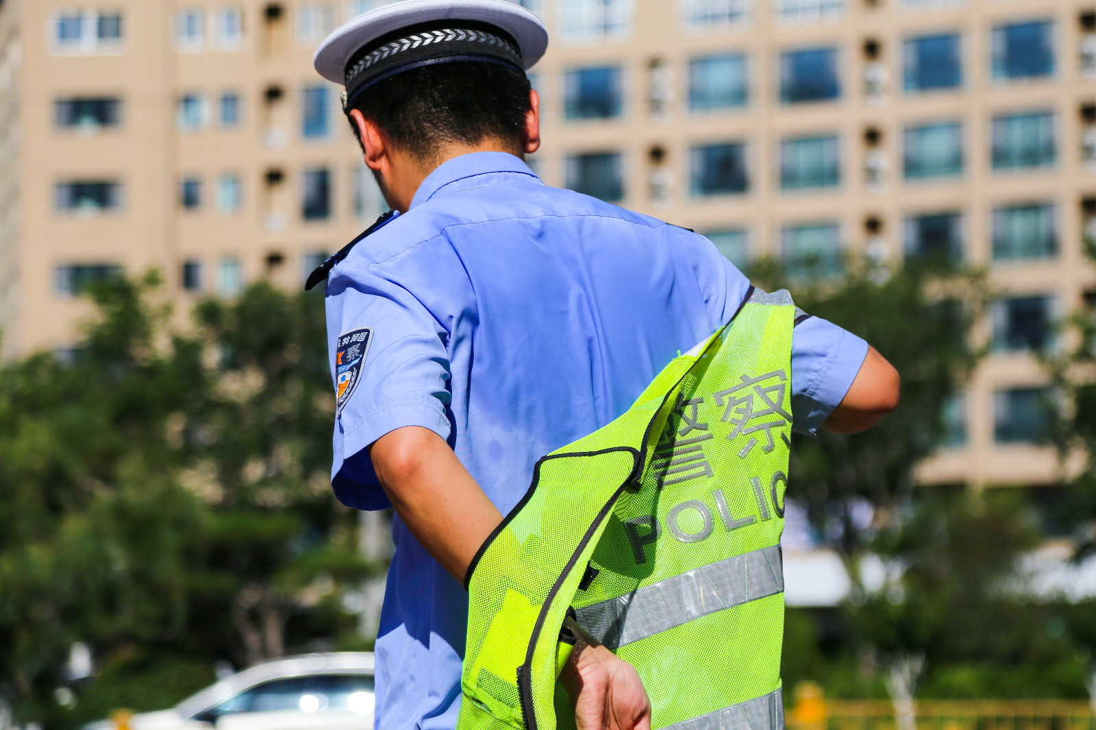 汗水濕透警服