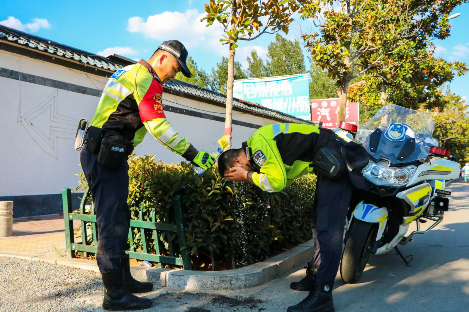 高溫難耐，洗臉降溫