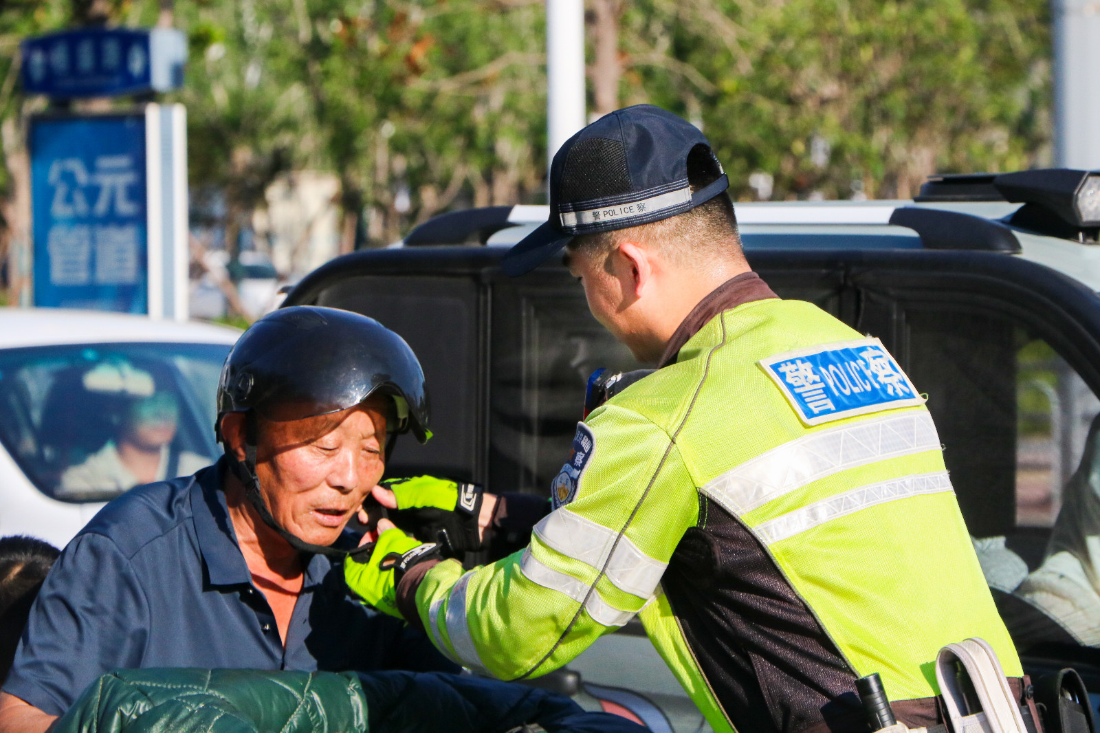 為市民帶好安全帽