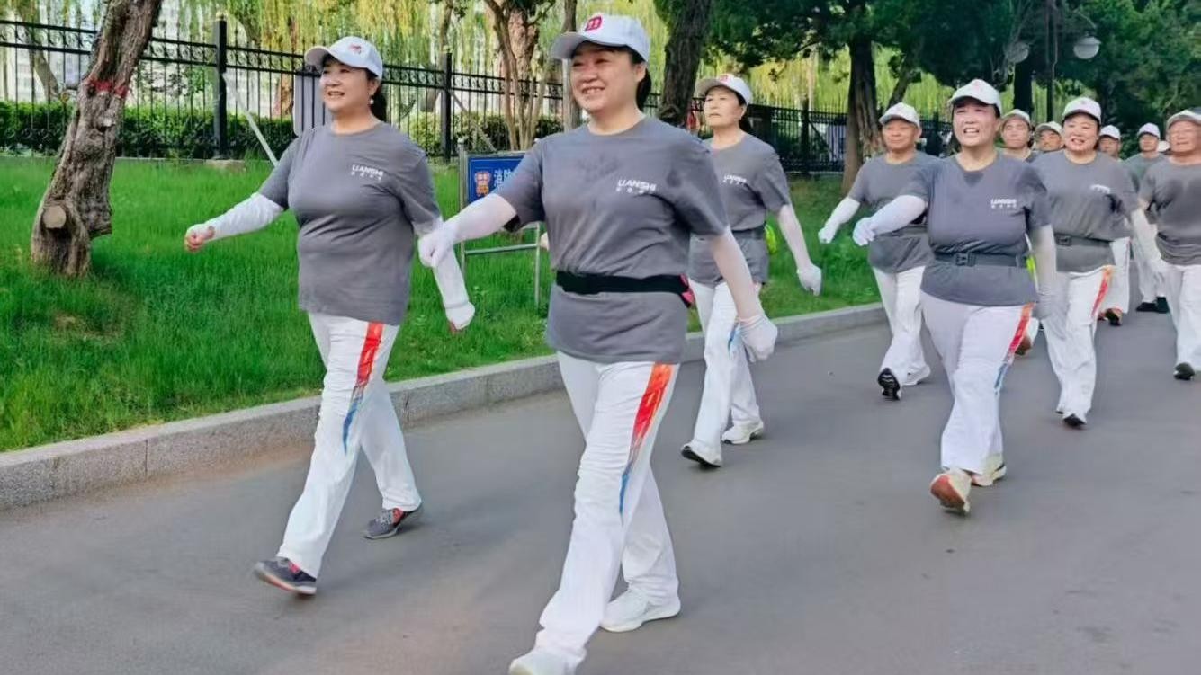 飒爽英姿健走团2