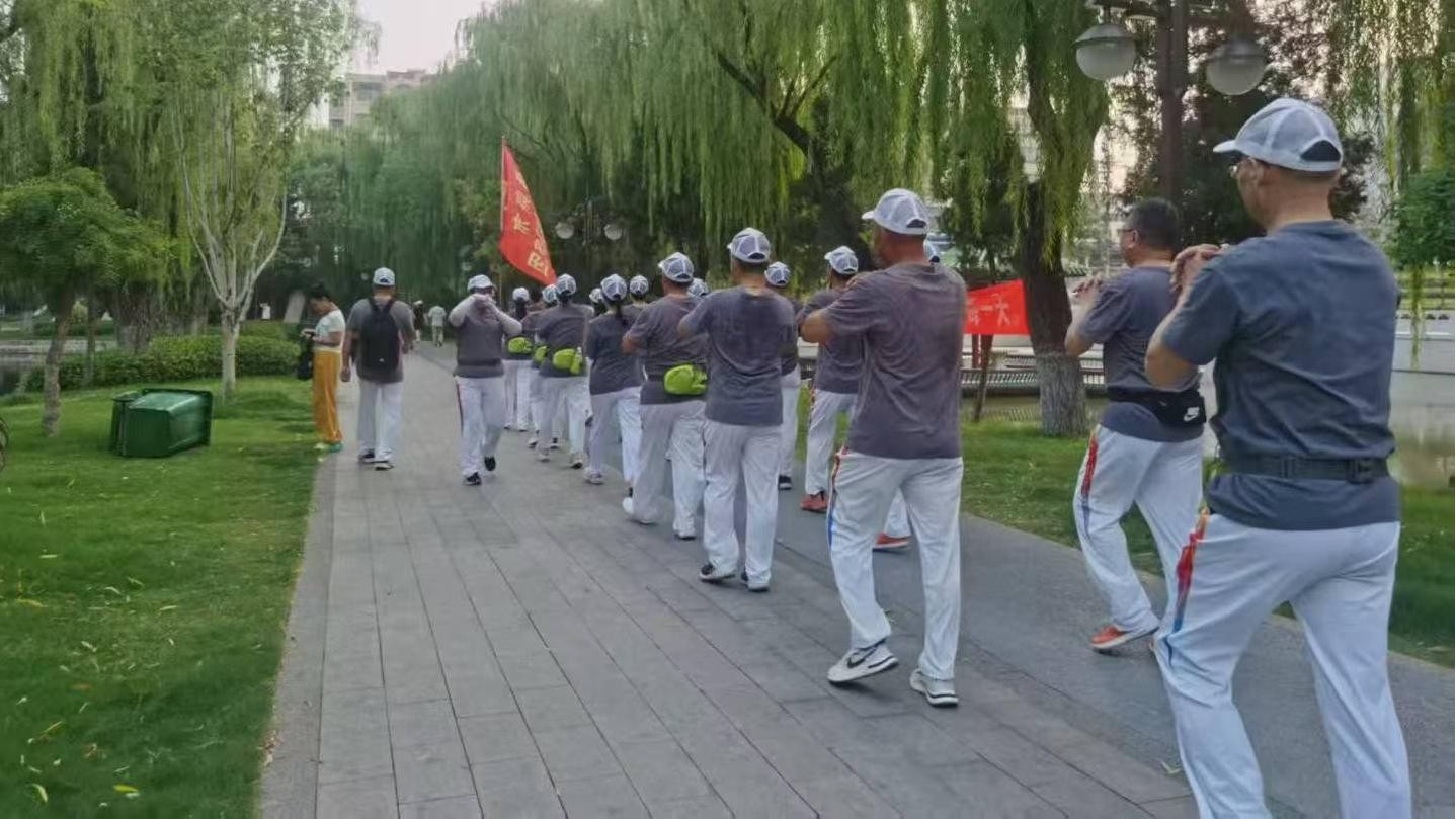 飒爽英姿健走团2