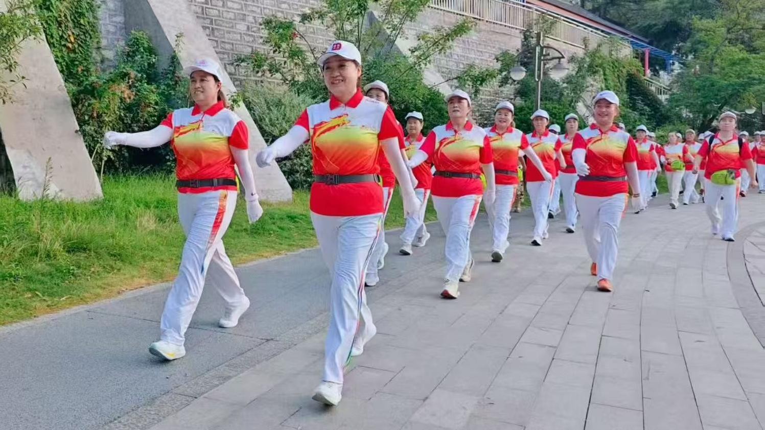 飒爽英姿健走团2