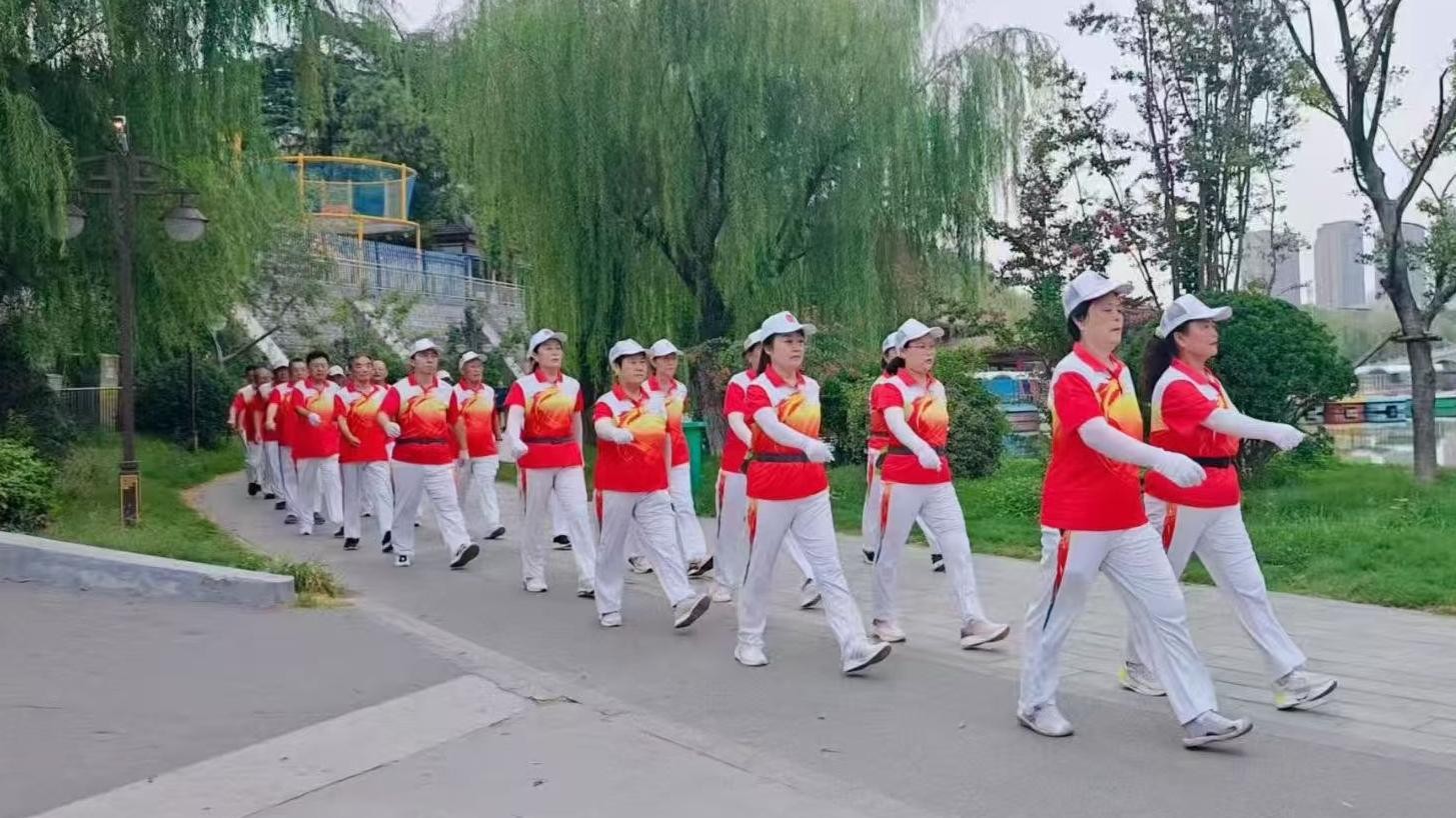 飒爽英姿健走团2