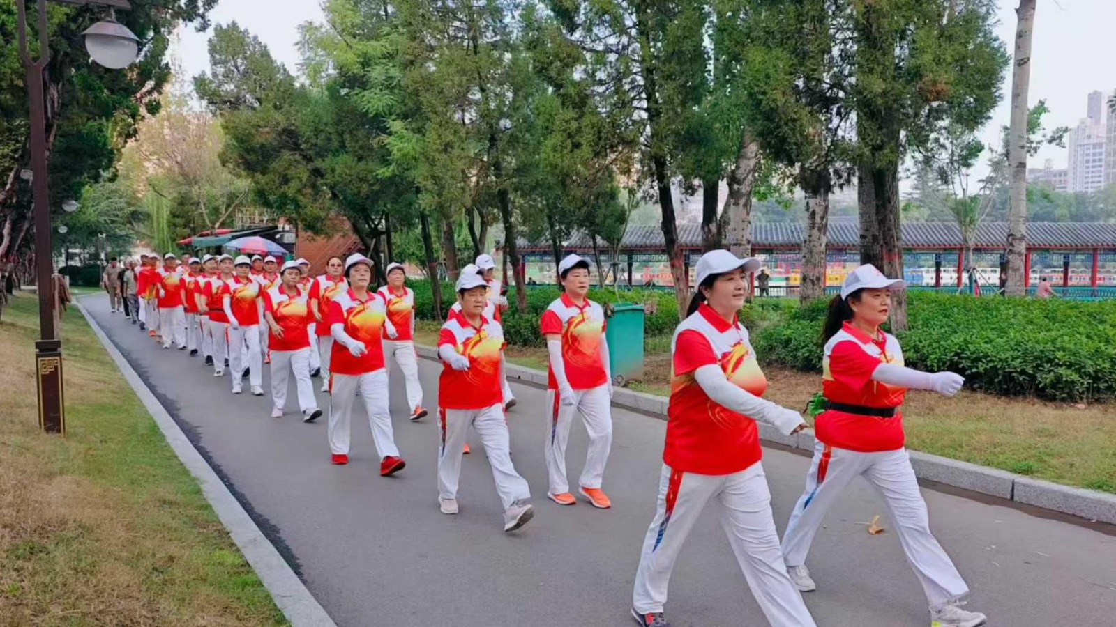 飒爽英姿健走团2