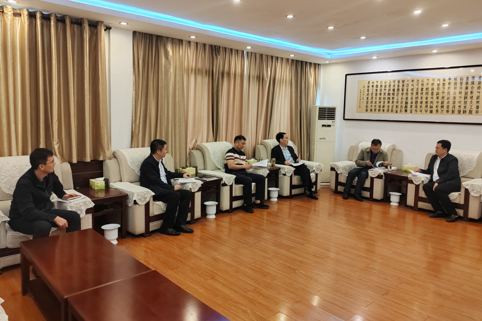 张健全主任带队到我镇督导黑加油点大扫除开展情况。