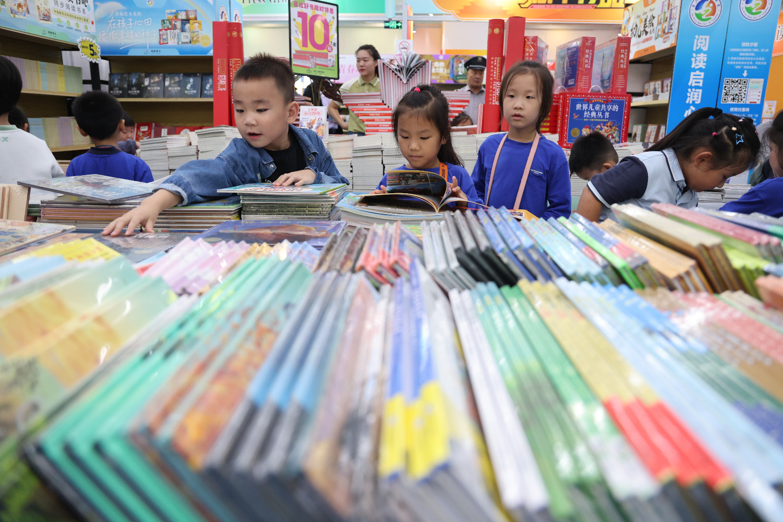 孩子们现场选购