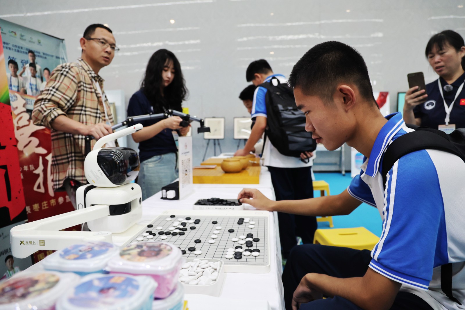 与智能机器人进行围棋比赛